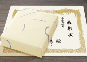 「永年勤続」って何?意味・相場・喜ばれるお祝いギフトなどを解説