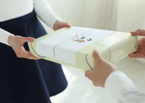 「内祝い」と「お返し」は同じ?本来の意味の違いと現代の考え方