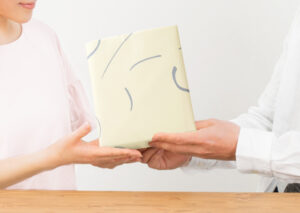 知っていますか?「菓子折り」の意味と正しい渡し方・マナー