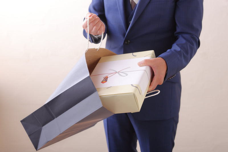 「平服」ってどんな服装?おすすめコーデを男女別に解説