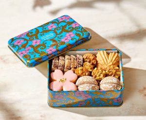 初代「シガール缶」をアレンジした青山本店限定焼き菓子の詰め合わせ缶