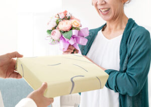 「敬老の日」に感謝とお祝いを 人気ギフトと贈ってはいけないもの