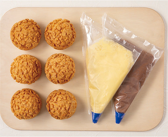 冷凍状態のクッキーシュー皮とクリーム